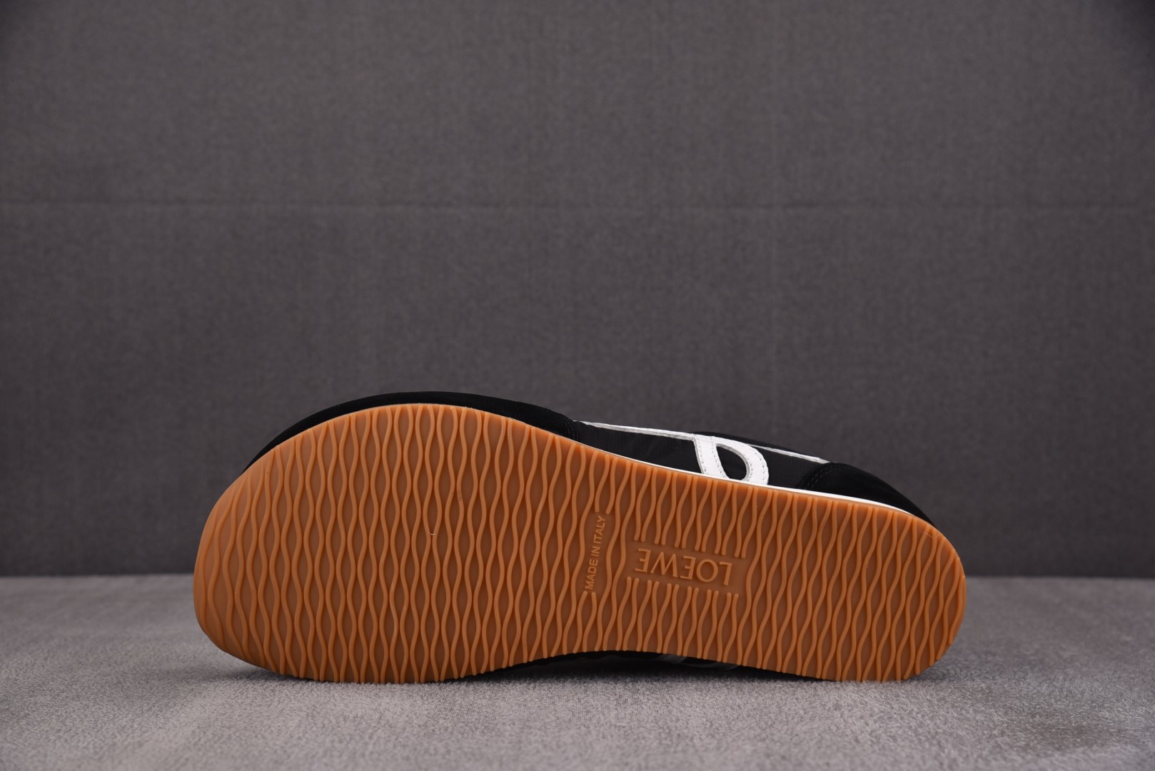 罗意威 尺码35-45

纯原版出品-LOEWE Ballet Runner 2.0 黑色 YZ040
