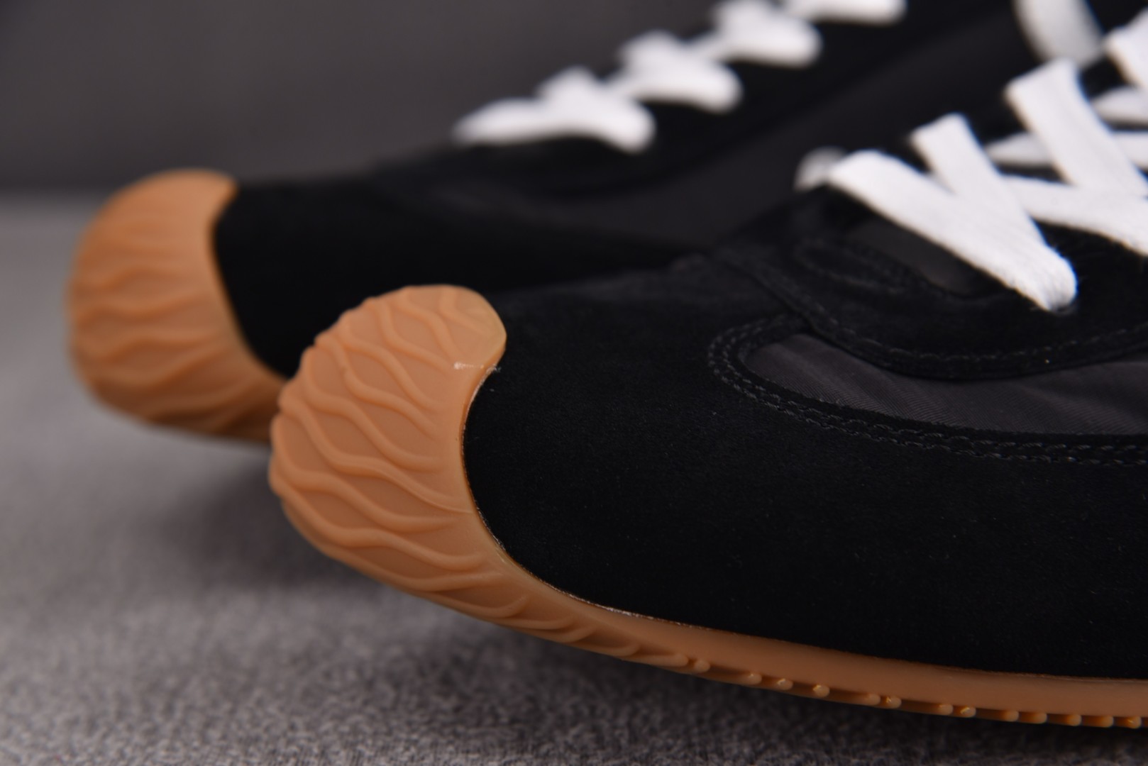 罗意威 尺码35-45

纯原版出品-LOEWE Ballet Runner 2.0 黑色 YZ040
