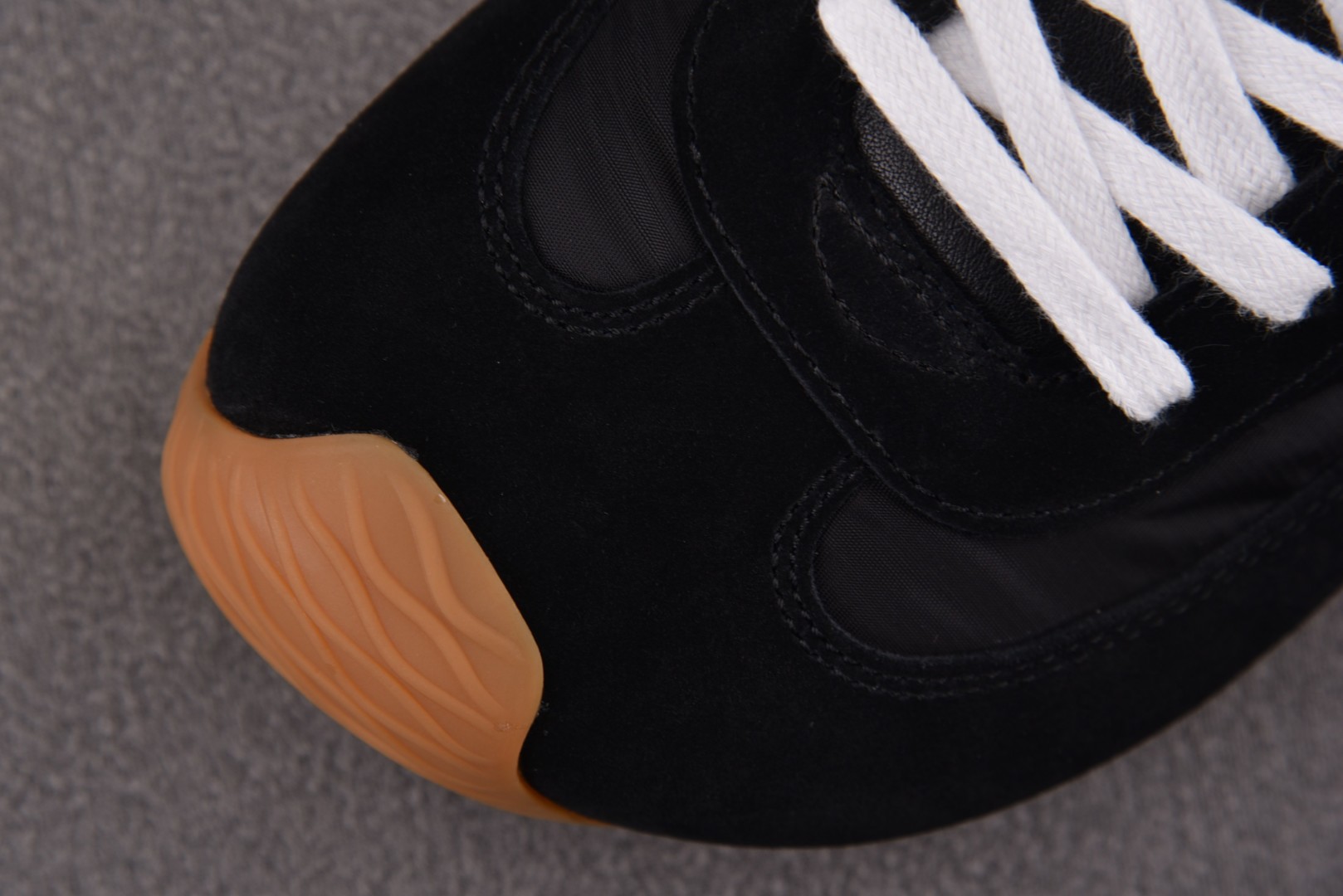 罗意威 尺码35-45

纯原版出品-LOEWE Ballet Runner 2.0 黑色 YZ040
