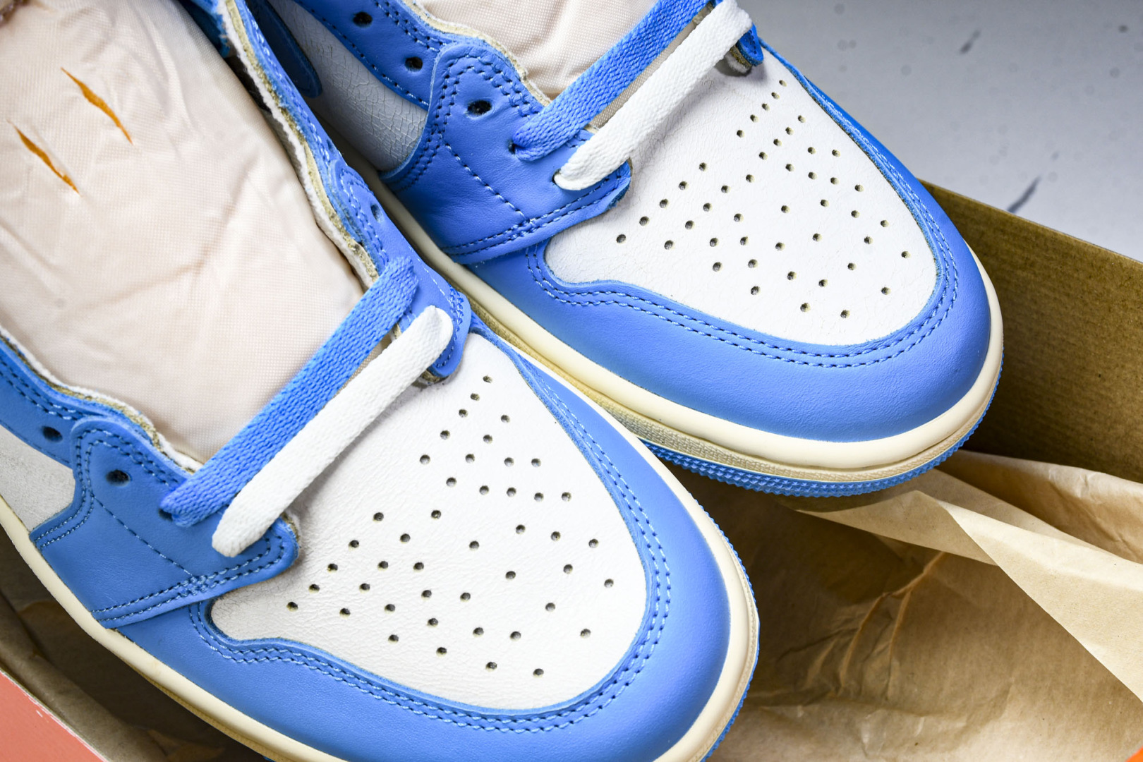 AJ 高帮 尺码40-48.5

纯原版出品-Air Jordan 1 Retro High OG UN