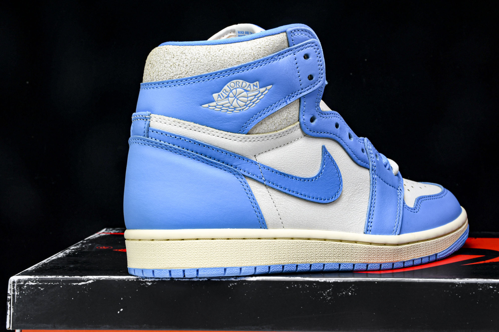 AJ 高帮 尺码40-48.5

纯原版出品-Air Jordan 1 Retro High OG UN