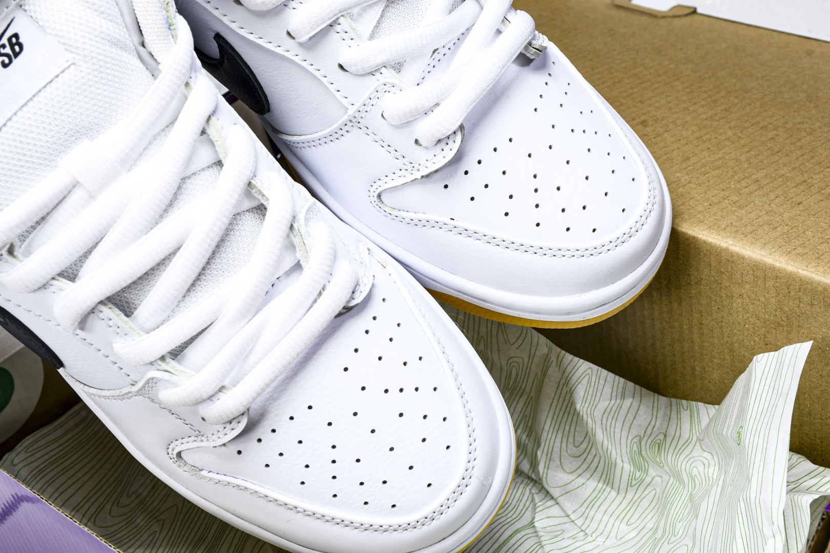 Dunk 尺码40-47.5

纯原版出品-SB Dunk Low Pro White Gum 白生胶 