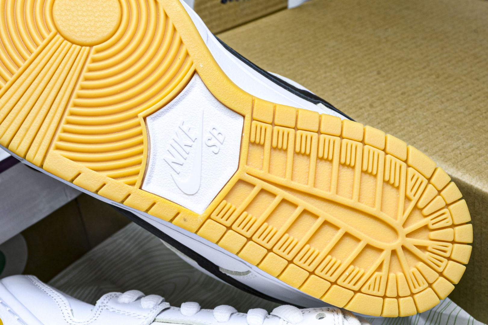 Dunk 尺码40-47.5

纯原版出品-SB Dunk Low Pro White Gum 白生胶 