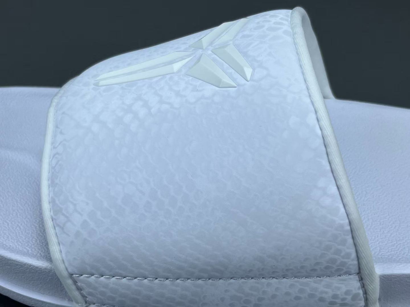 
 【科比拖鞋】Nike Kobe Offcourt 舒适 防滑防磨一字拖鞋 男款 
尺码38.5-48