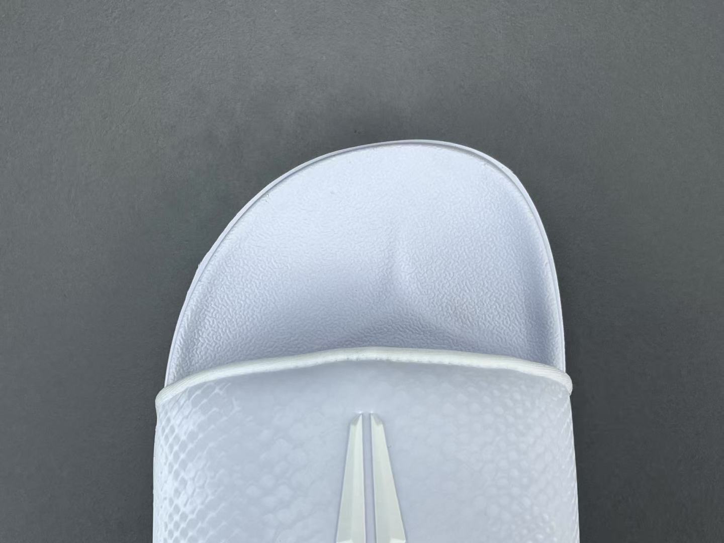 
 【科比拖鞋】Nike Kobe Offcourt 舒适 防滑防磨一字拖鞋 男款 
尺码38.5-48