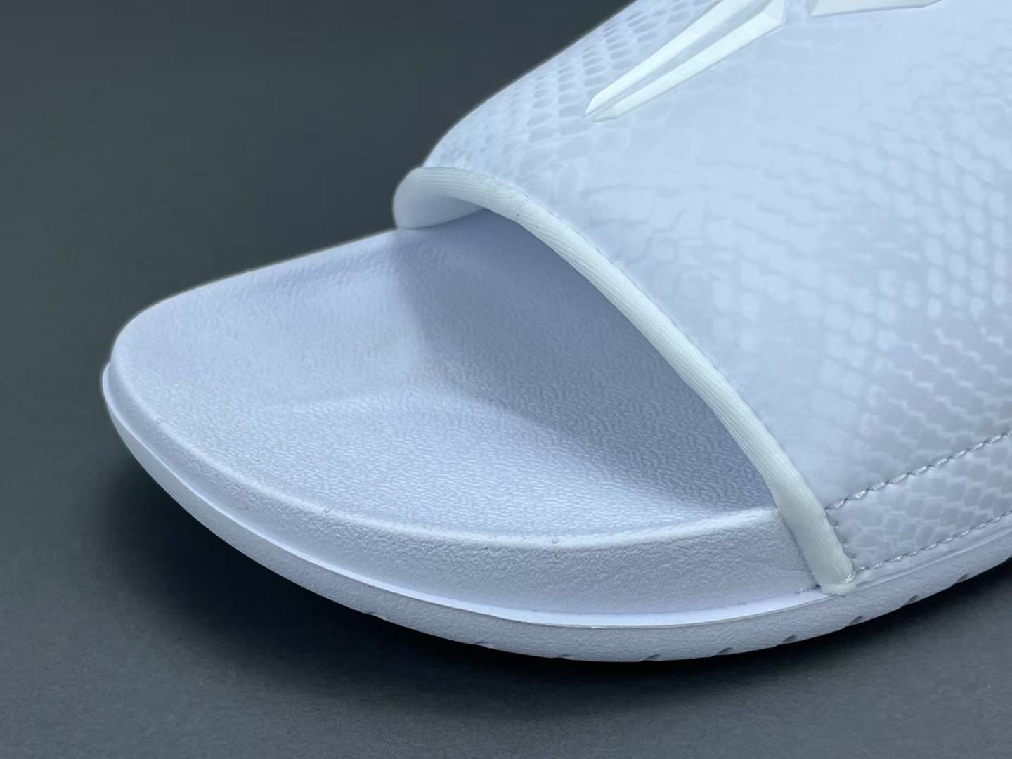 
 【科比拖鞋】Nike Kobe Offcourt 舒适 防滑防磨一字拖鞋 男款 
尺码38.5-48