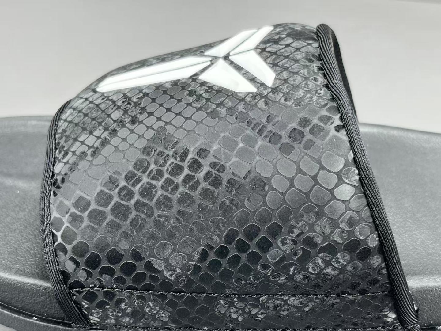 
 【科比拖鞋】Nike Kobe Offcourt 舒适 防滑防磨一字拖鞋 男款 
尺码38.5-48