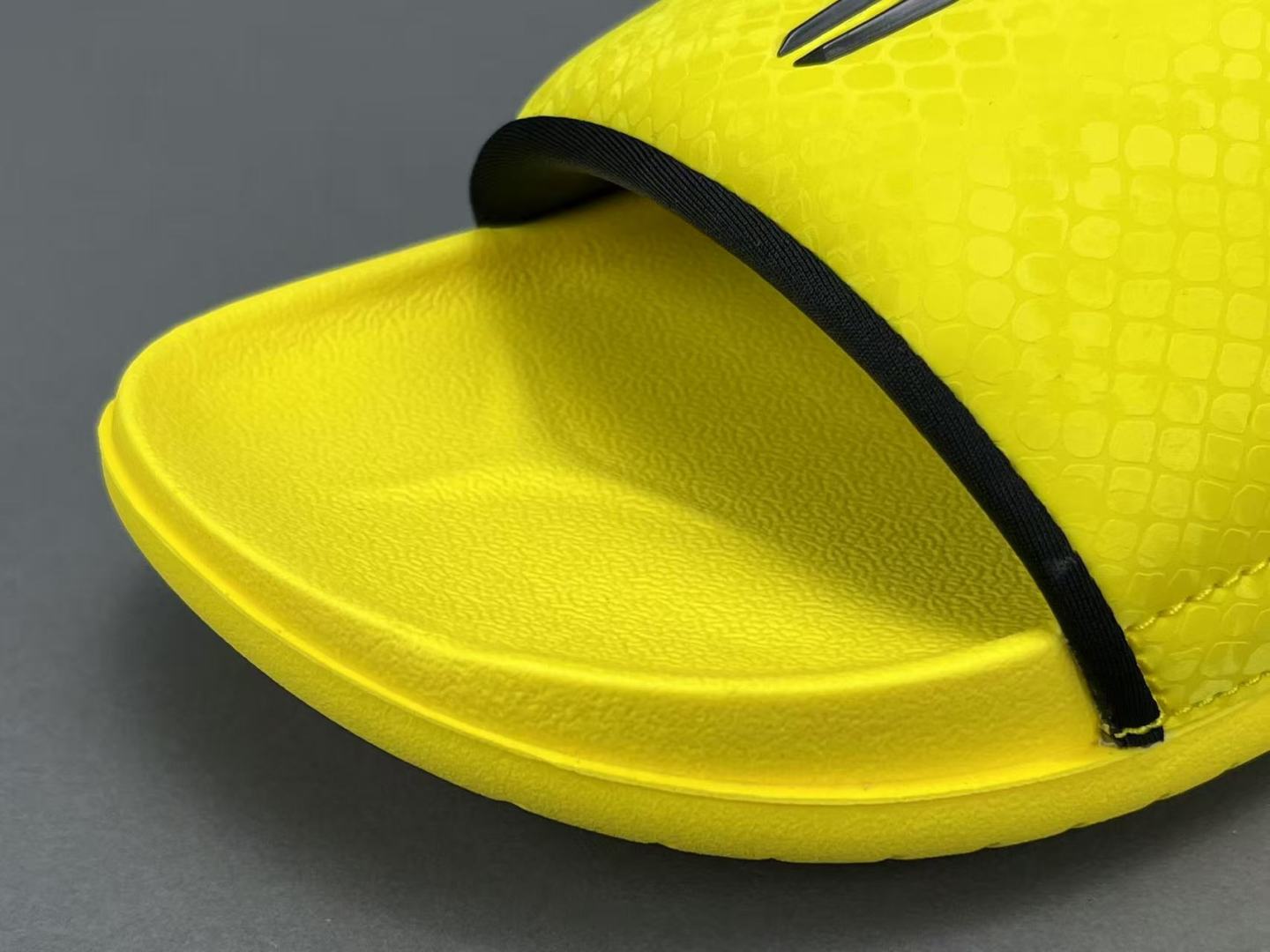 
 【科比拖鞋】Nike Kobe Offcourt 舒适 防滑防磨一字拖鞋 男款 
尺码38.5-48
