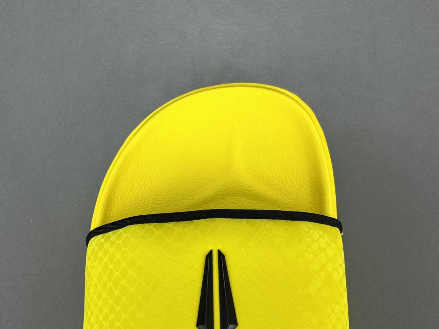 
 【科比拖鞋】Nike Kobe Offcourt 舒适 防滑防磨一字拖鞋 男款 
尺码38.5-48