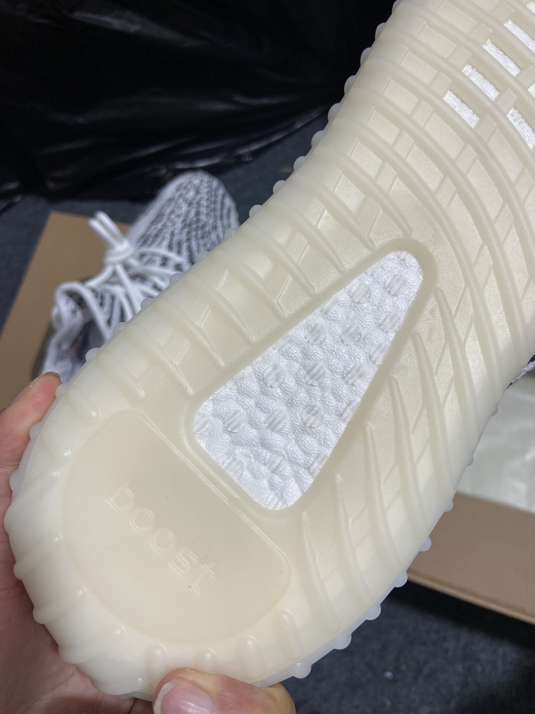 Yeezy白斑马 尺码36-48偏小0.5

纯原版出品-Yeezy Boost 350 V2 Zebr