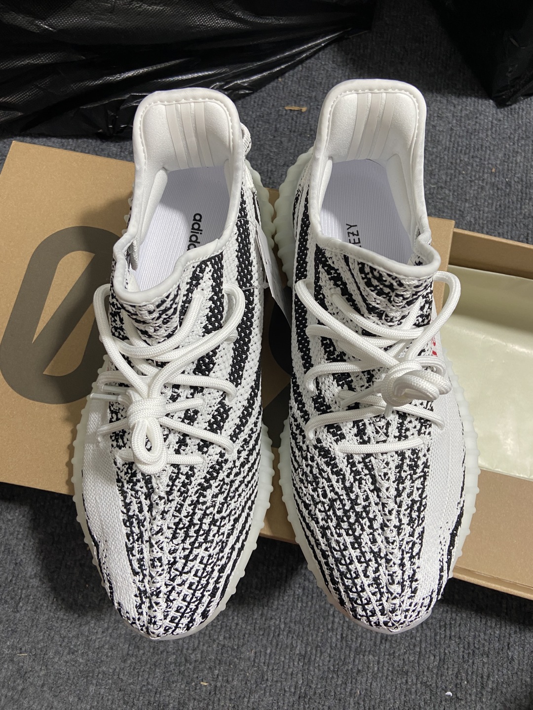 Yeezy白斑马 尺码36-48偏小0.5

纯原版出品-Yeezy Boost 350 V2 Zebr