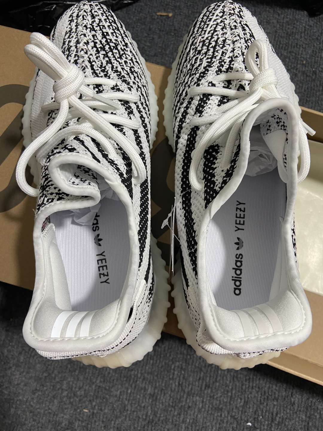 Yeezy白斑马 尺码36-48偏小0.5

纯原版出品-Yeezy Boost 350 V2 Zebr