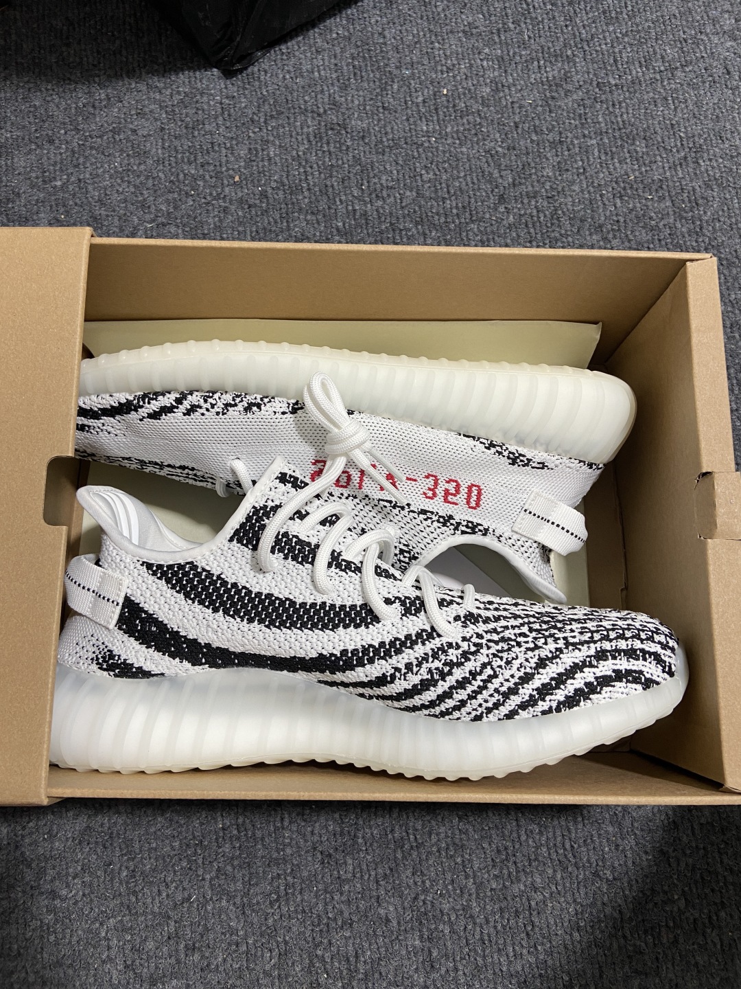 Yeezy白斑马 尺码36-48偏小0.5

纯原版出品-Yeezy Boost 350 V2 Zebr