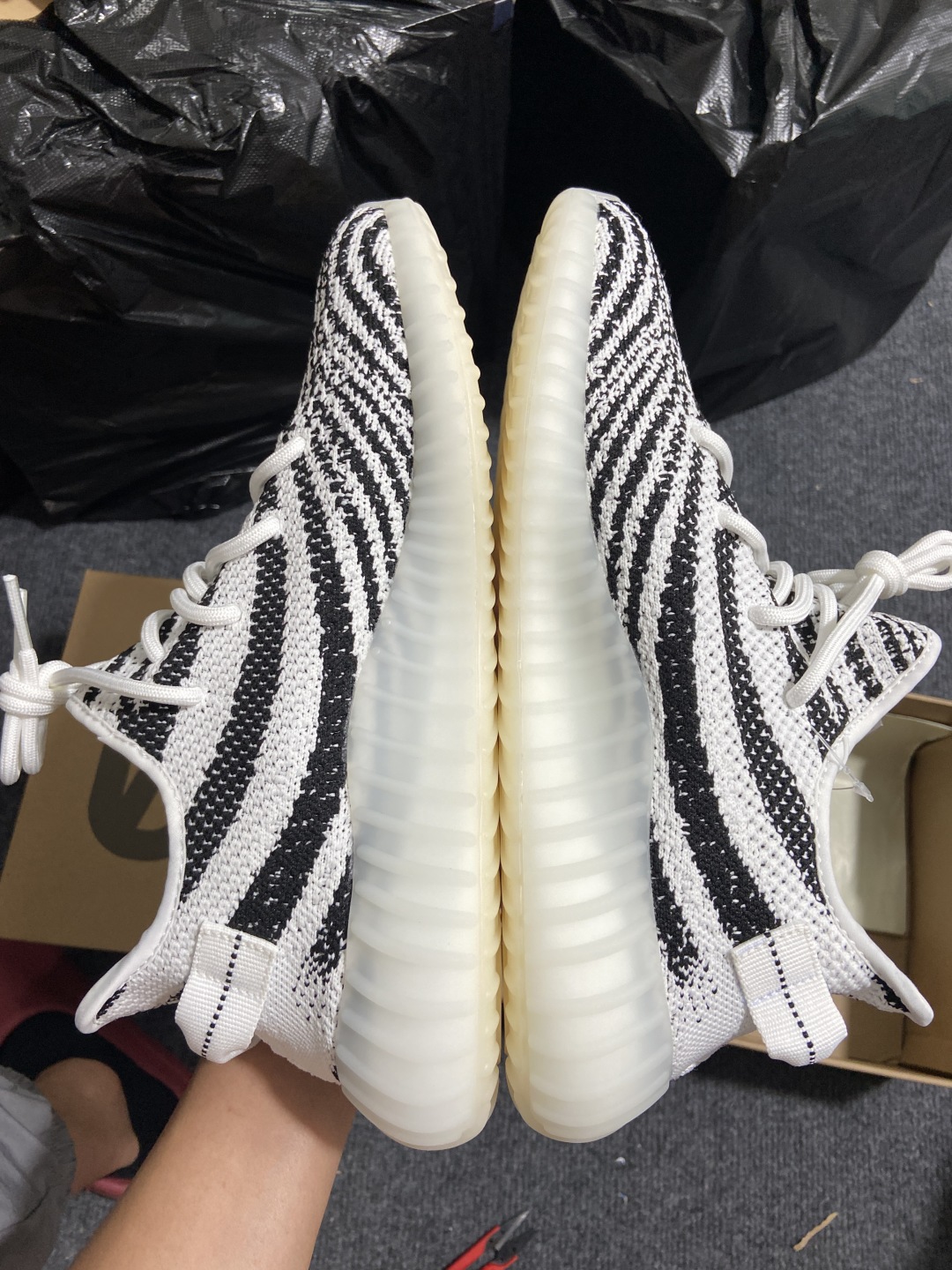 Yeezy白斑马 尺码36-48偏小0.5

纯原版出品-Yeezy Boost 350 V2 Zebr