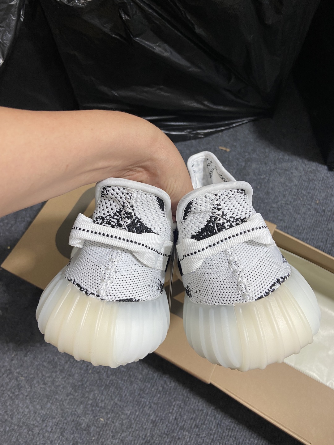 Yeezy白斑马 尺码36-48偏小0.5

纯原版出品-Yeezy Boost 350 V2 Zebr