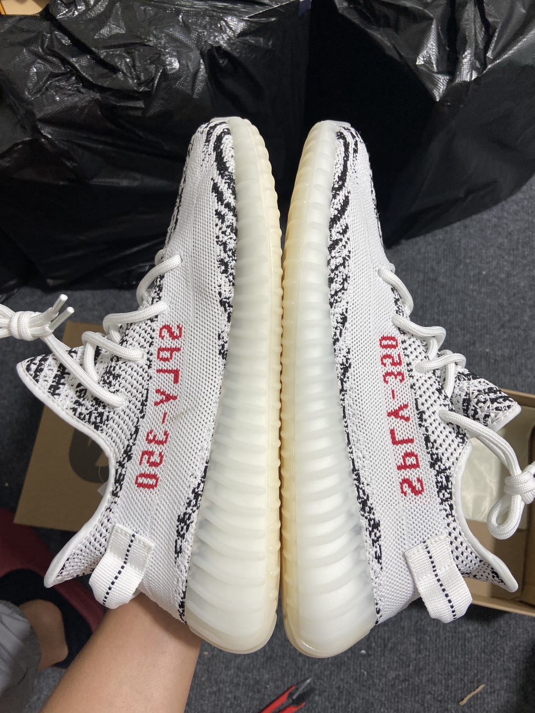 Yeezy白斑马 尺码36-48偏小0.5

纯原版出品-Yeezy Boost 350 V2 Zebr