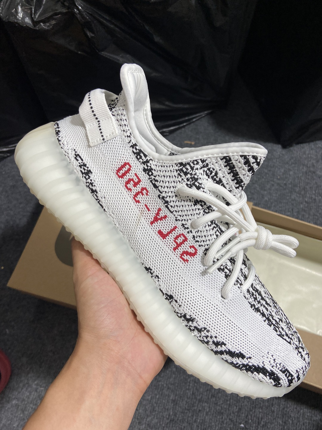 Yeezy白斑马 尺码36-48偏小0.5

纯原版出品-Yeezy Boost 350 V2 Zebr