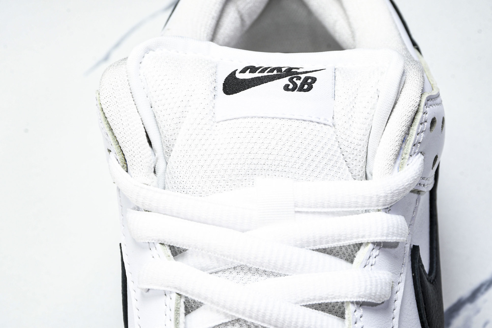 Dunk 尺码40-47.5

纯原版出品-NK SB Dunk Low Pro White Gum 白