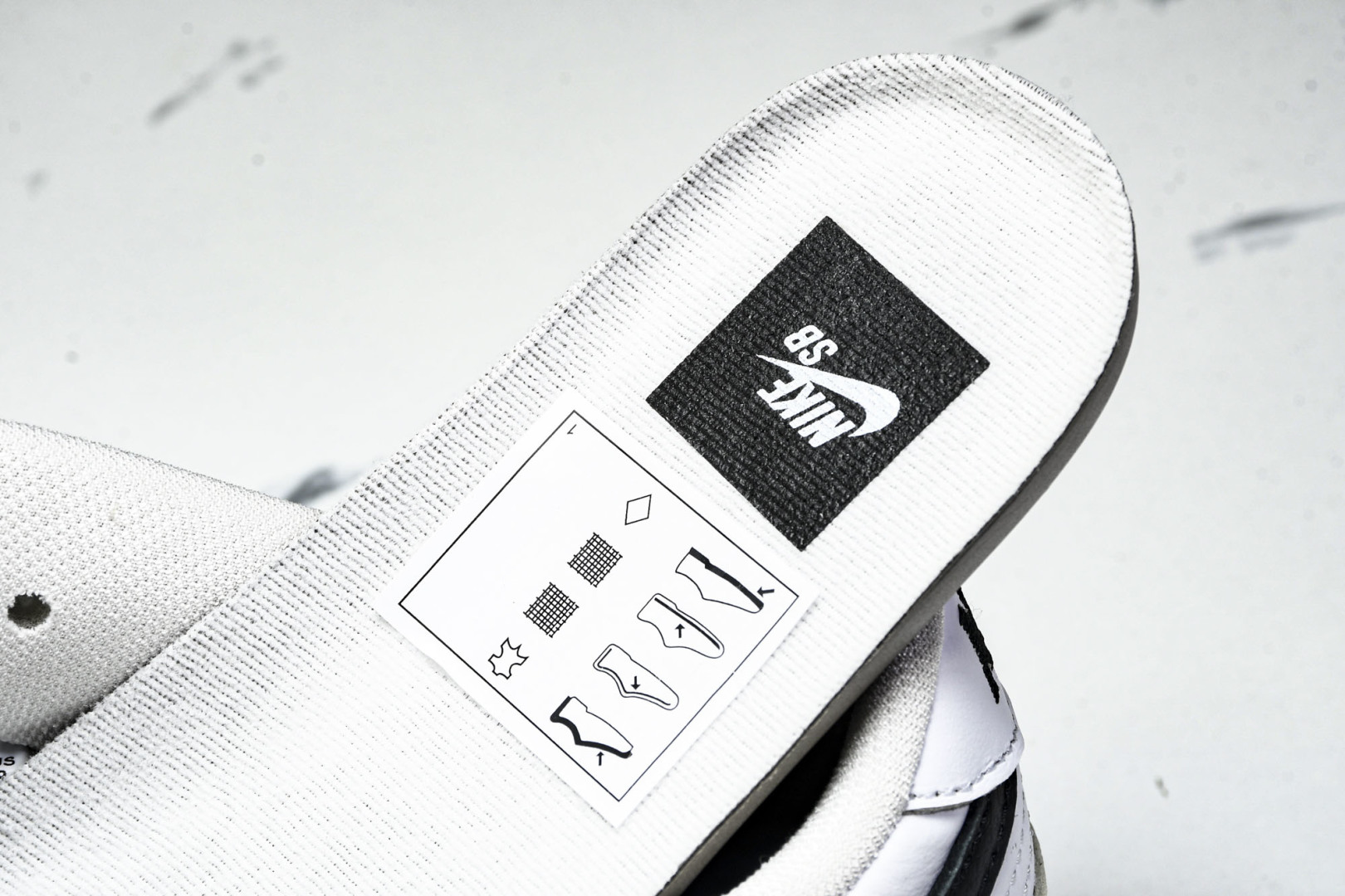 Dunk 尺码40-47.5

纯原版出品-NK SB Dunk Low Pro White Gum 白