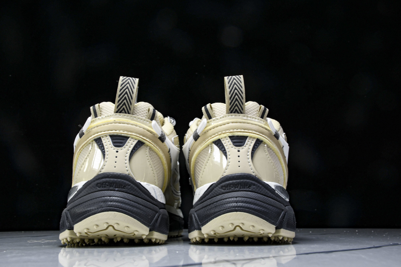 OW OFF 尺码36-47

纯原版出品-OFF WHITE 黑白三箭头登山厚底老爹鞋增高男女运动休闲