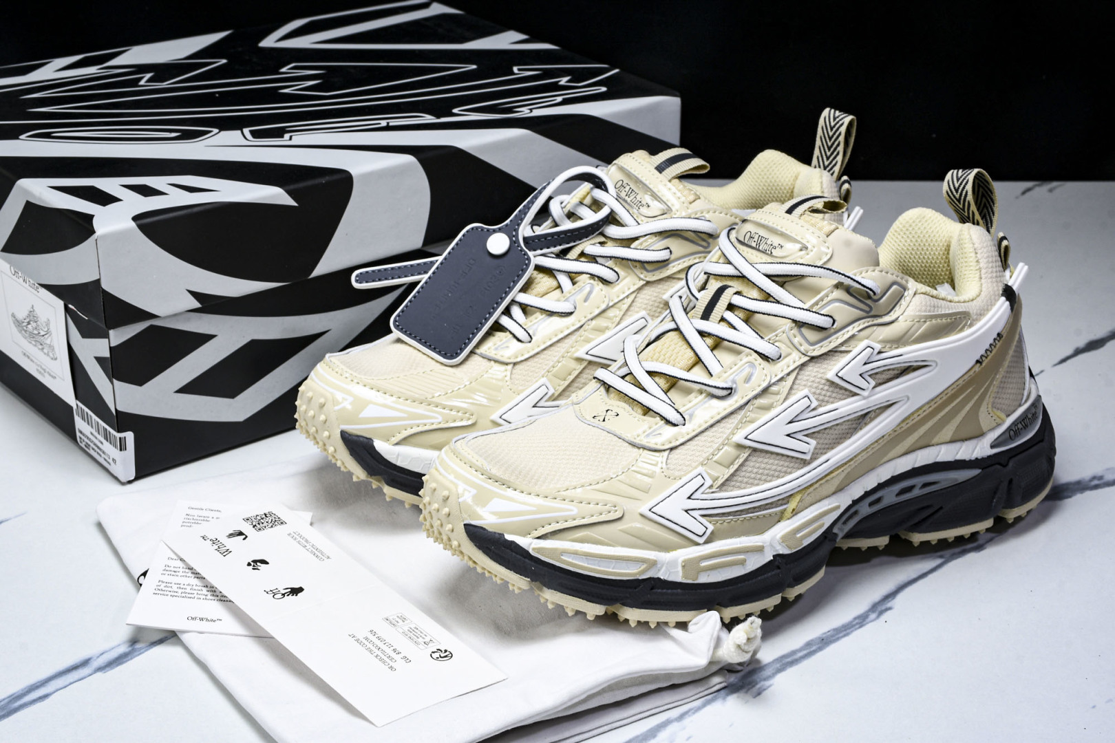 OW OFF 尺码36-47

纯原版出品-OFF WHITE 黑白三箭头登山厚底老爹鞋增高男女运动休闲