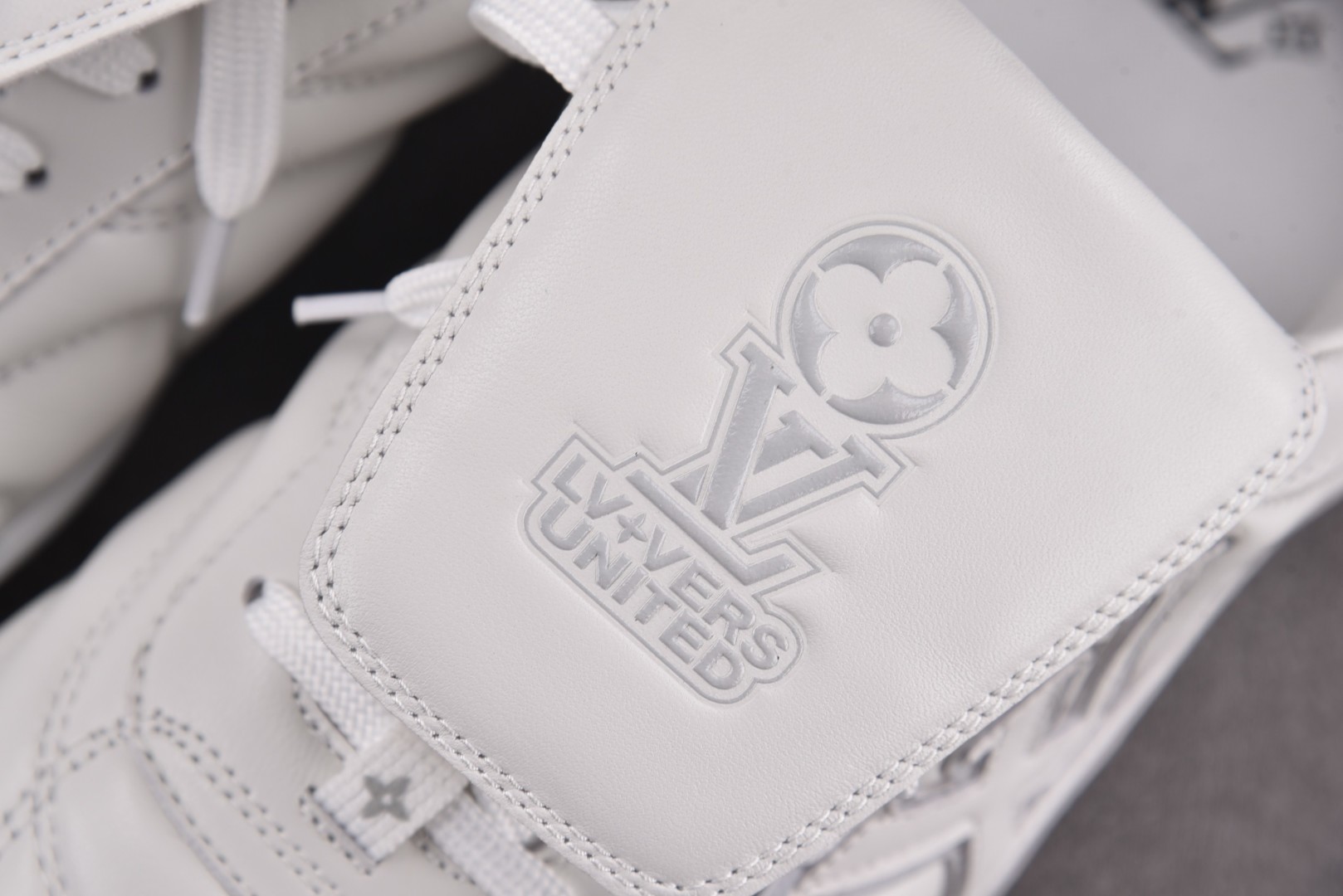 LV驴牌 尺码39-45

纯原出品-LOUIS VUITTON Footprint 球鞋 白色 YZ0