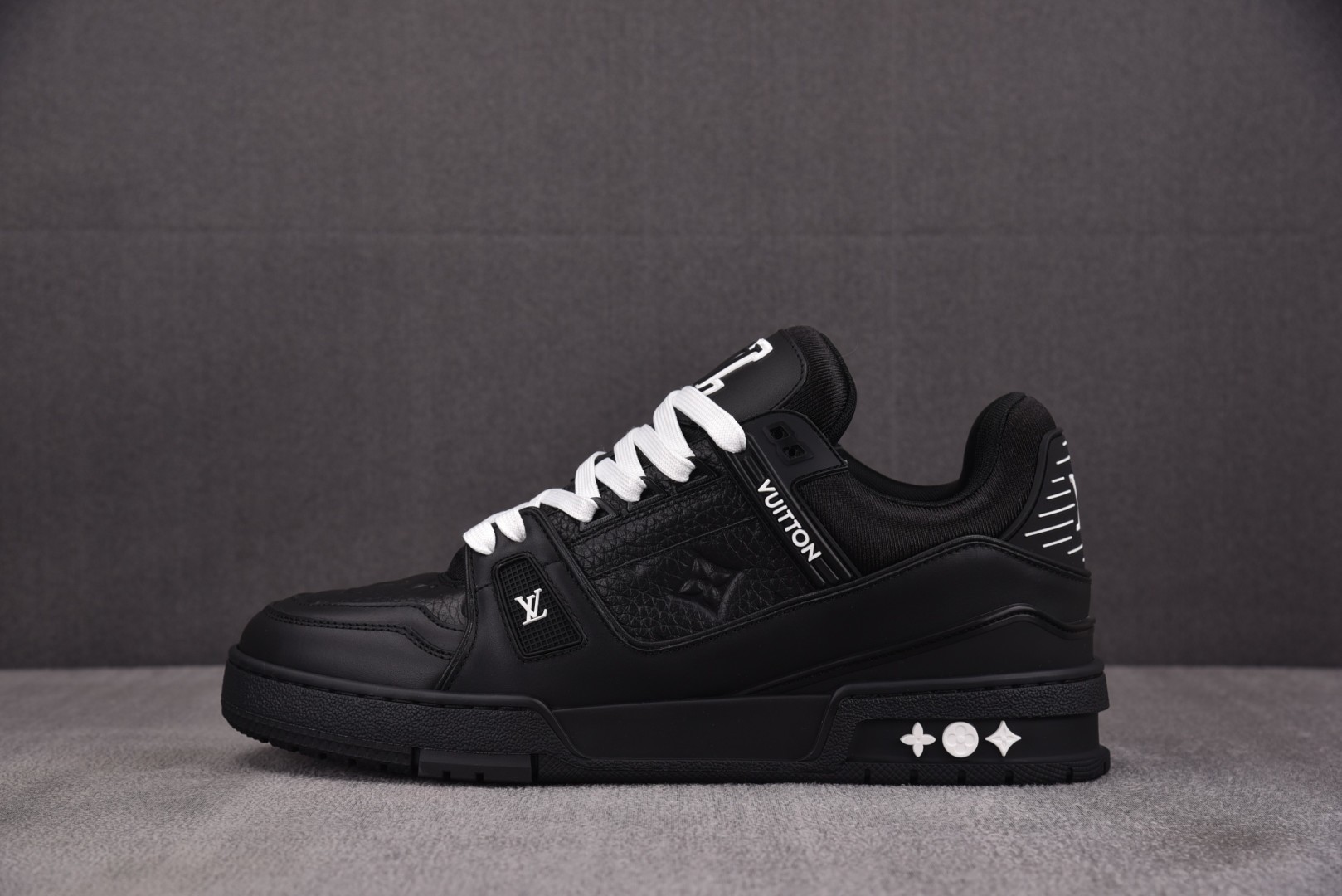 LV驴牌 尺码39-45

纯原出品-Louis Vuitton LV Trainer Black 黑色
