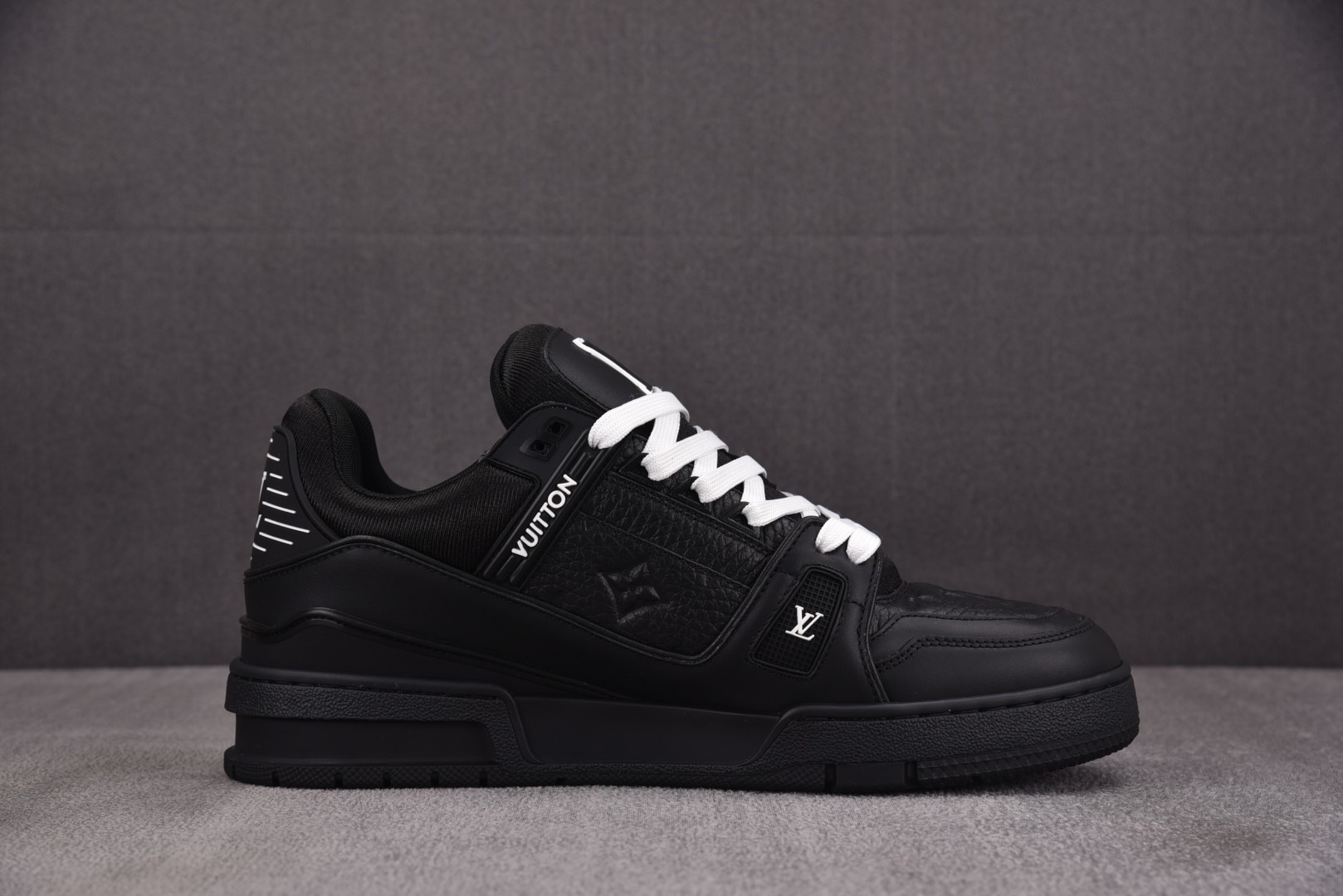 LV驴牌 尺码39-45

纯原出品-Louis Vuitton LV Trainer Black 黑色