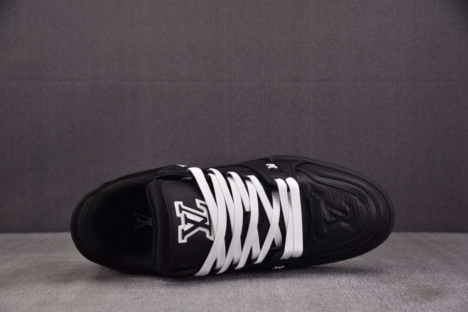 LV驴牌 尺码39-45

纯原出品-Louis Vuitton LV Trainer Black 黑色