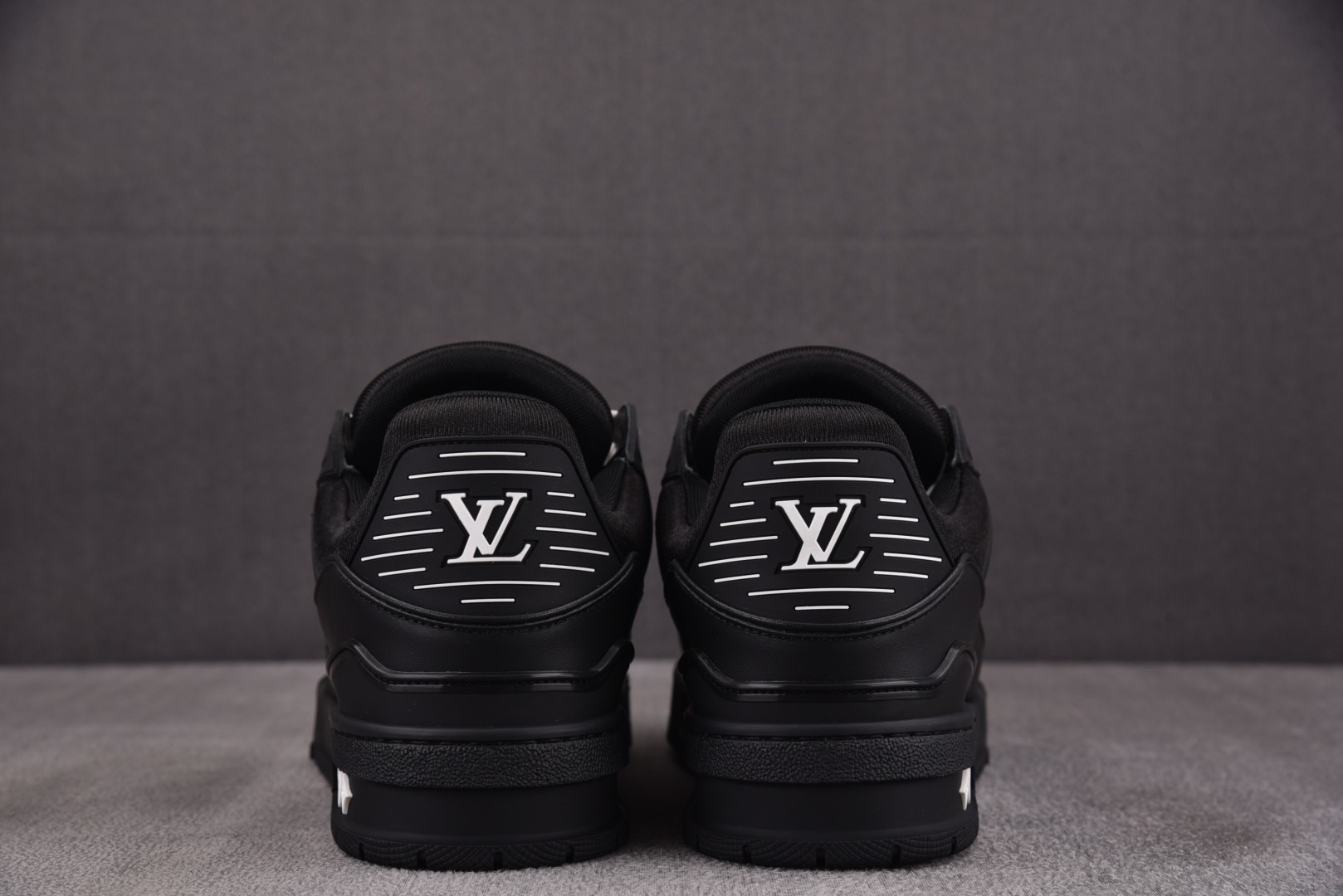 LV驴牌 尺码39-45

纯原出品-Louis Vuitton LV Trainer Black 黑色