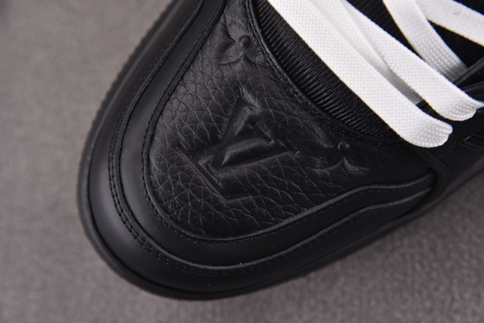 LV驴牌 尺码39-45

纯原出品-Louis Vuitton LV Trainer Black 黑色