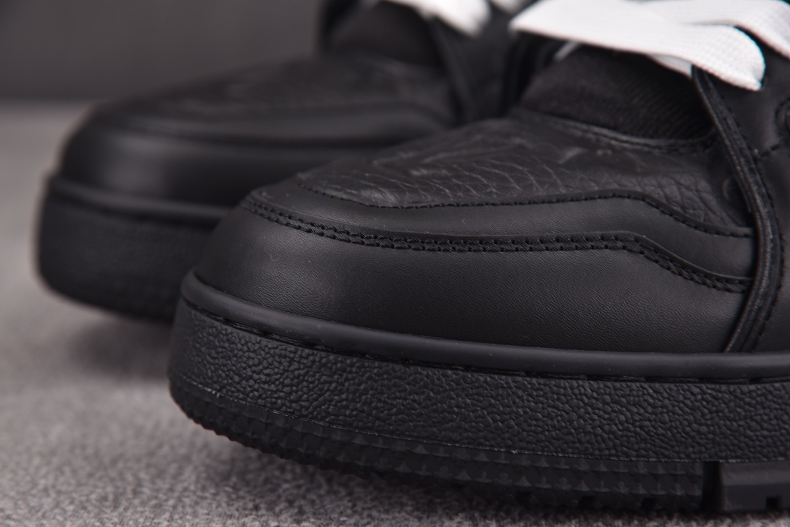 LV驴牌 尺码39-45

纯原出品-Louis Vuitton LV Trainer Black 黑色