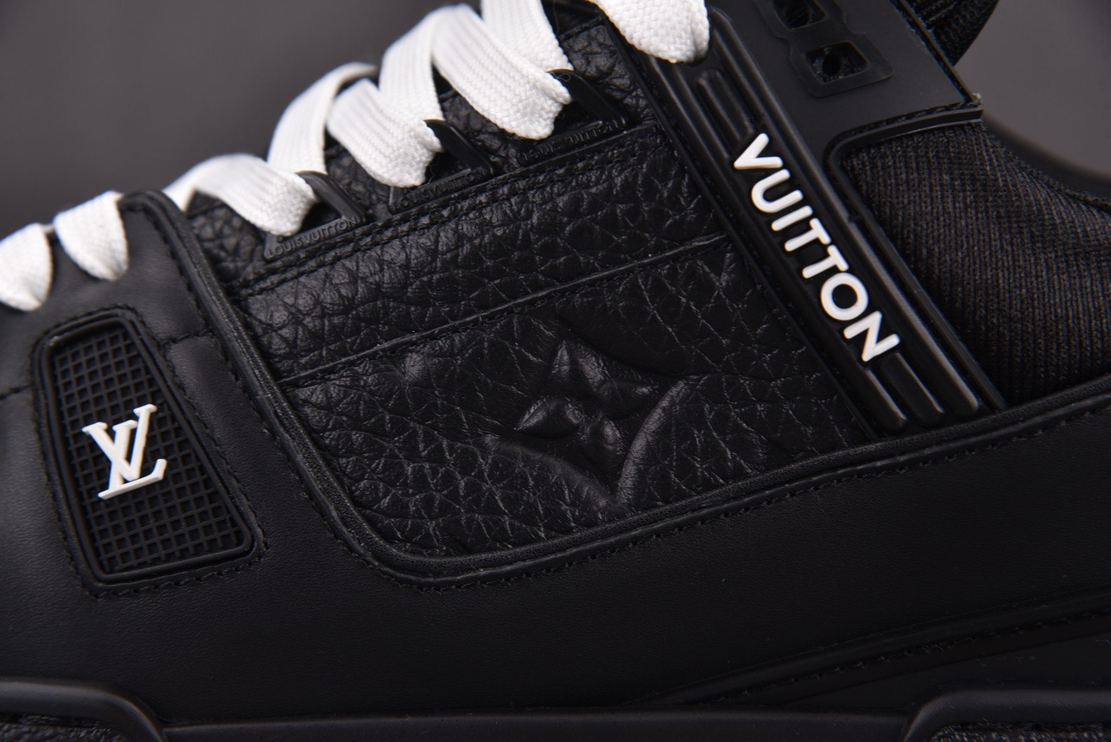 LV驴牌 尺码39-45

纯原出品-Louis Vuitton LV Trainer Black 黑色