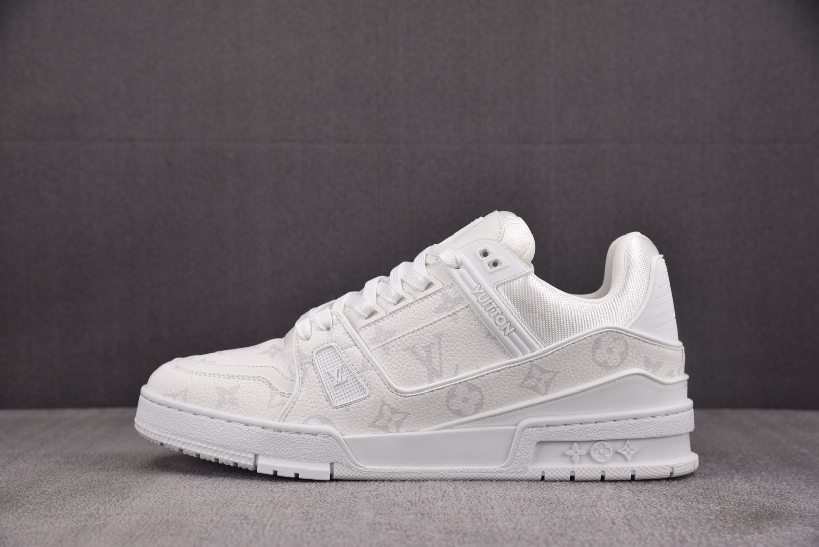 LV驴牌 尺码39-45

纯原出品-Louis Vuitton LV Trainer White 白色