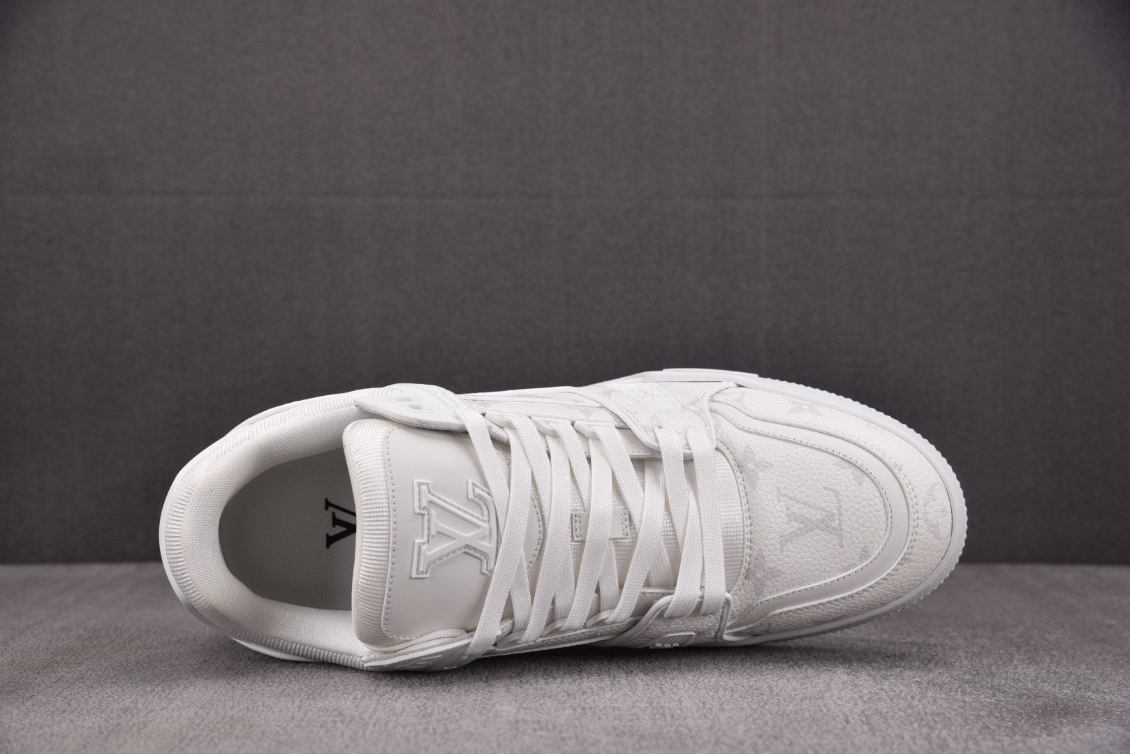 LV驴牌 尺码39-45

纯原出品-Louis Vuitton LV Trainer White 白色
