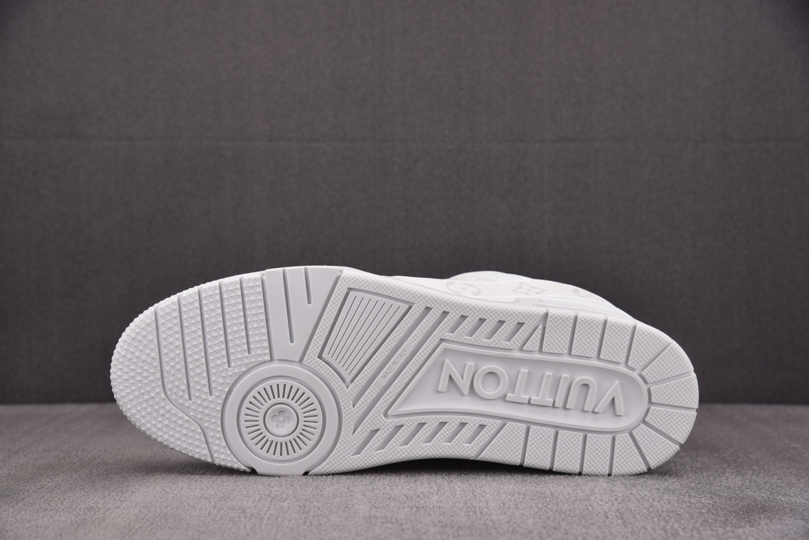 LV驴牌 尺码39-45

纯原出品-Louis Vuitton LV Trainer White 白色