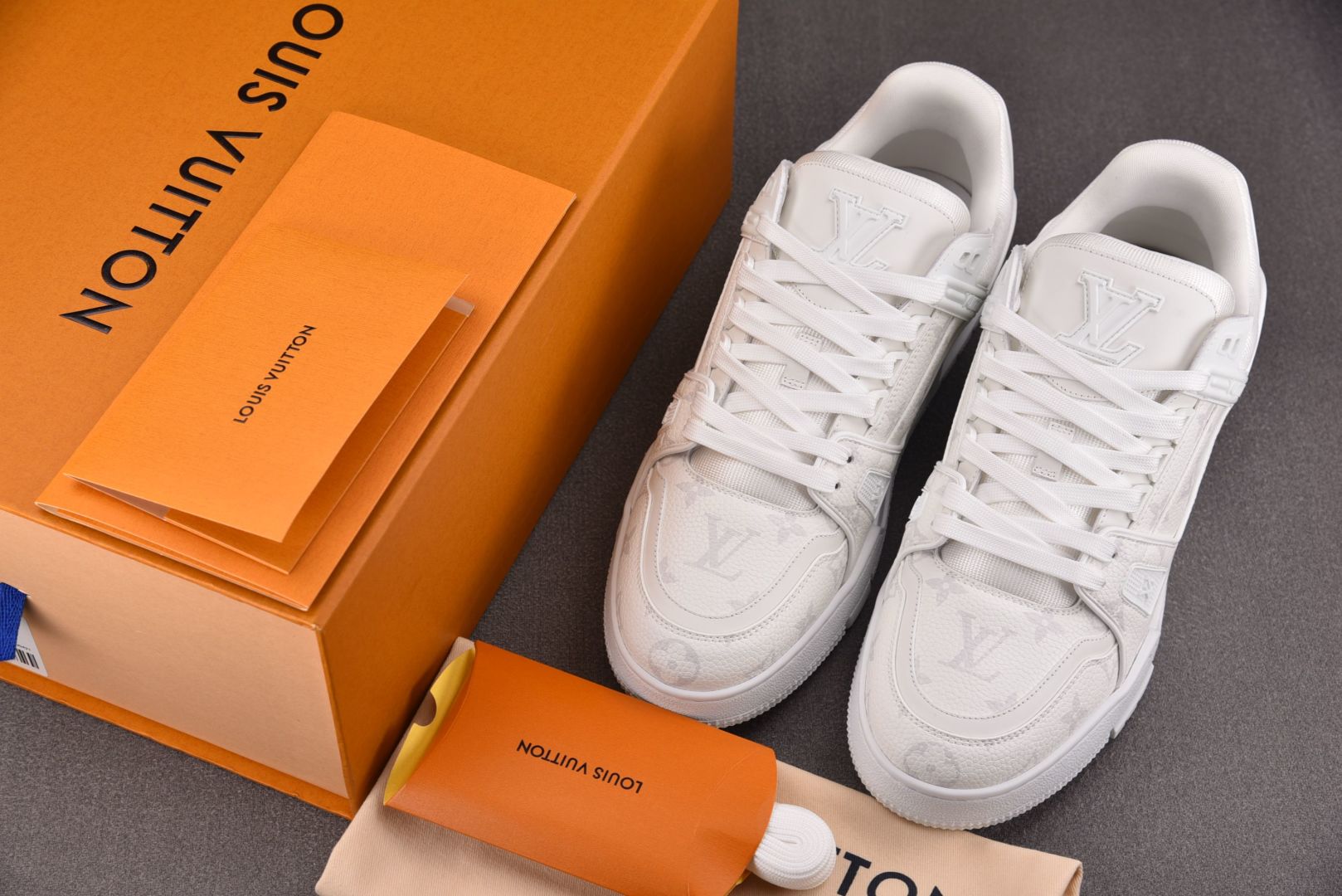 LV驴牌 尺码39-45

纯原出品-Louis Vuitton LV Trainer White 白色