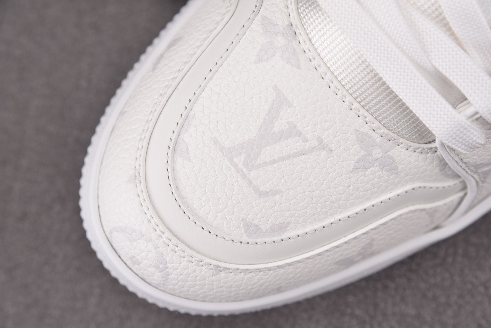 LV驴牌 尺码39-45

纯原出品-Louis Vuitton LV Trainer White 白色