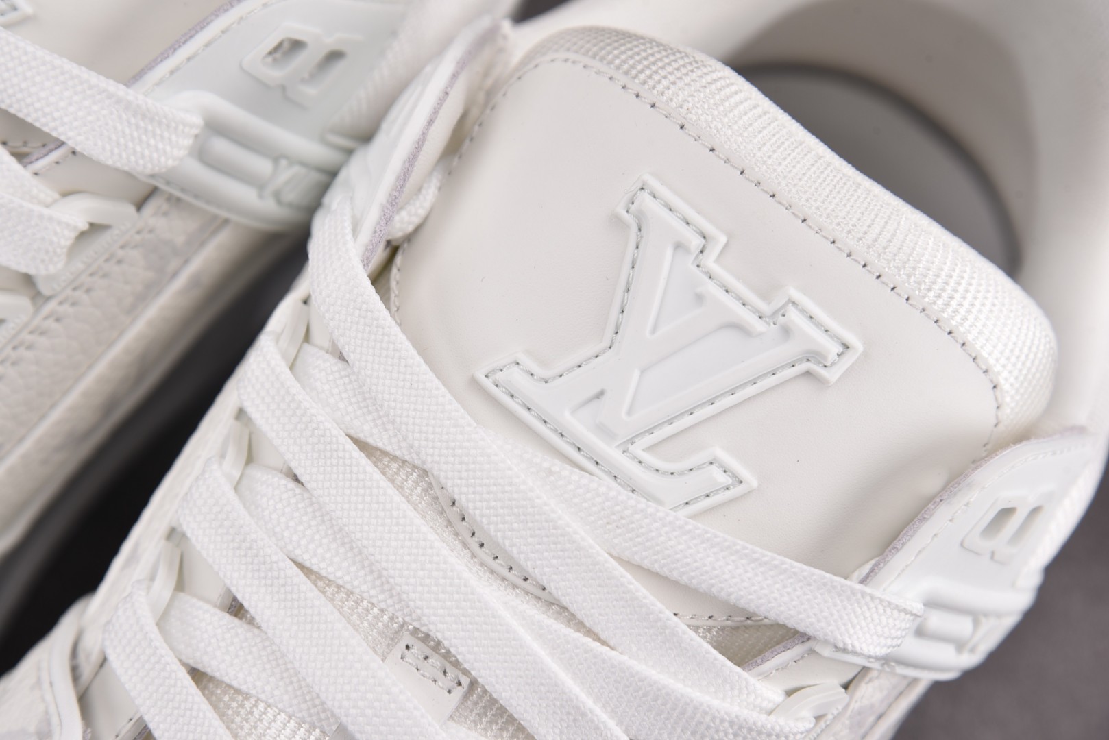 LV驴牌 尺码39-45

纯原出品-Louis Vuitton LV Trainer White 白色