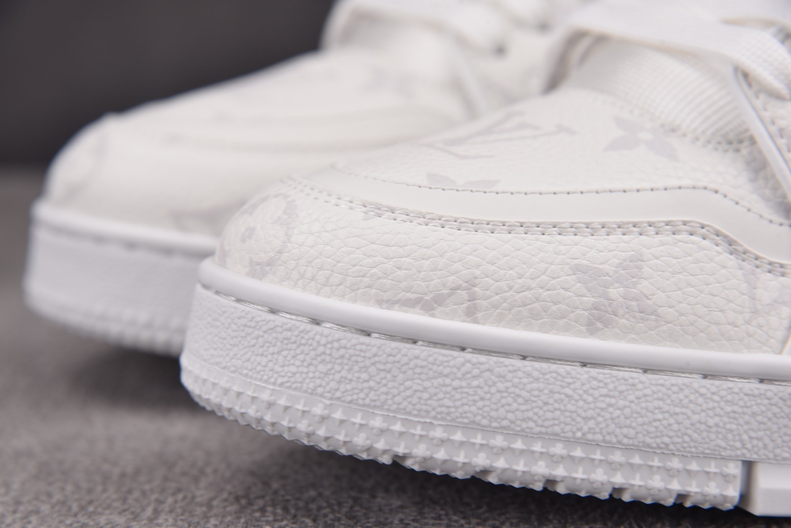 LV驴牌 尺码39-45

纯原出品-Louis Vuitton LV Trainer White 白色