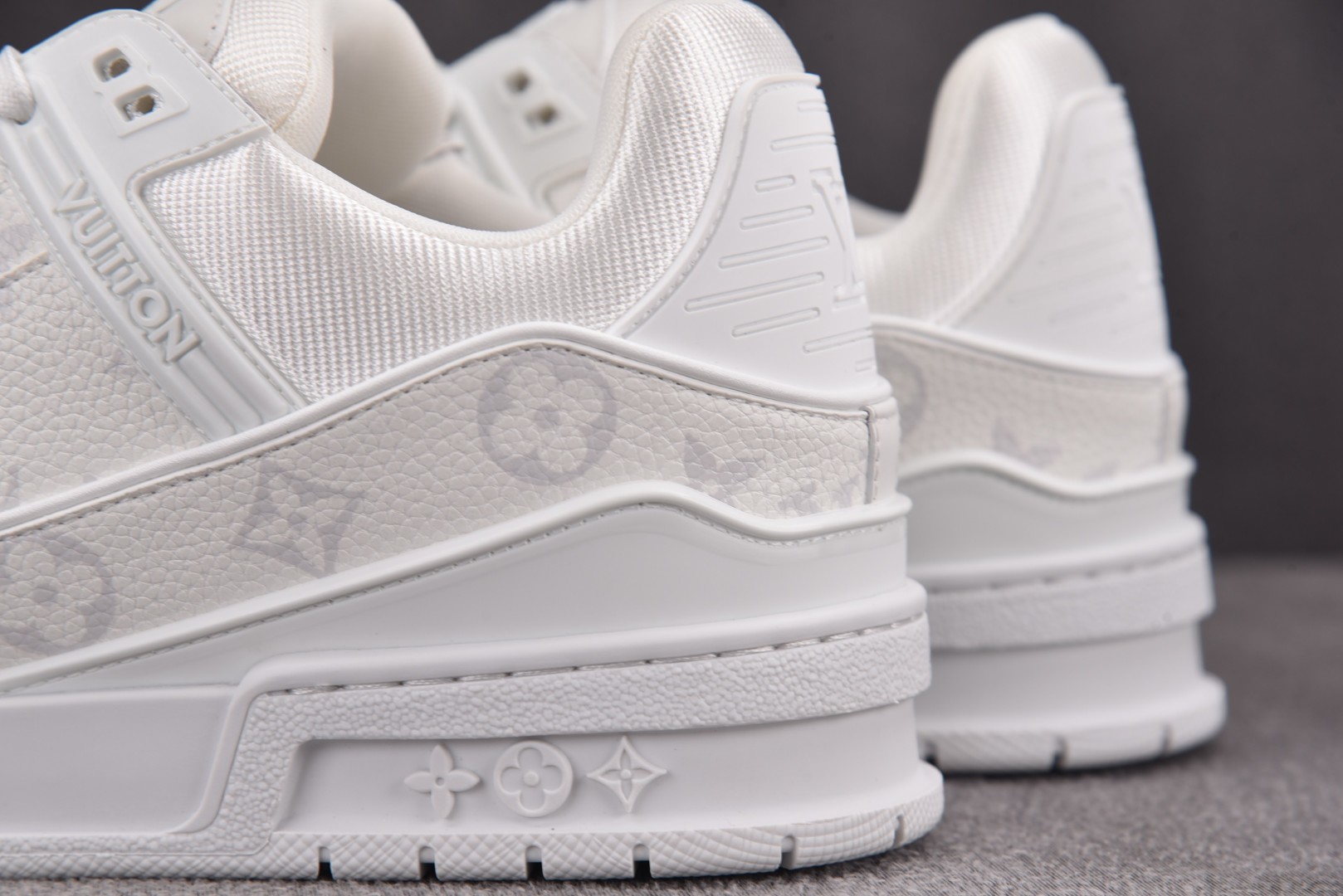 LV驴牌 尺码39-45

纯原出品-Louis Vuitton LV Trainer White 白色