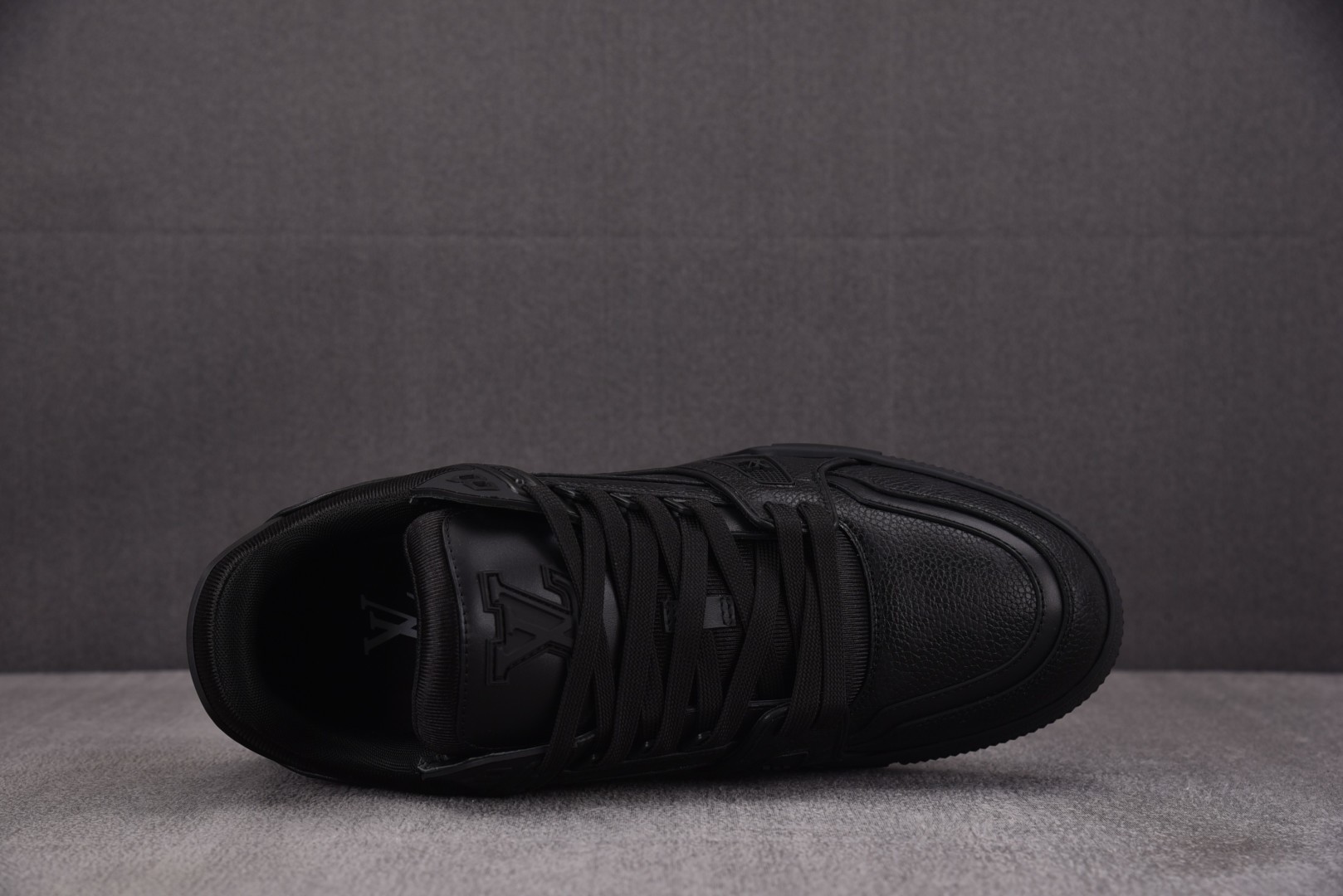 LV驴牌 尺码39-45

纯原出品-LOUIS VUITTON Trainer Black 全黑皮 Y