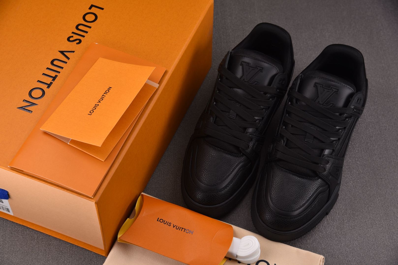 LV驴牌 尺码39-45

纯原出品-LOUIS VUITTON Trainer Black 全黑皮 Y