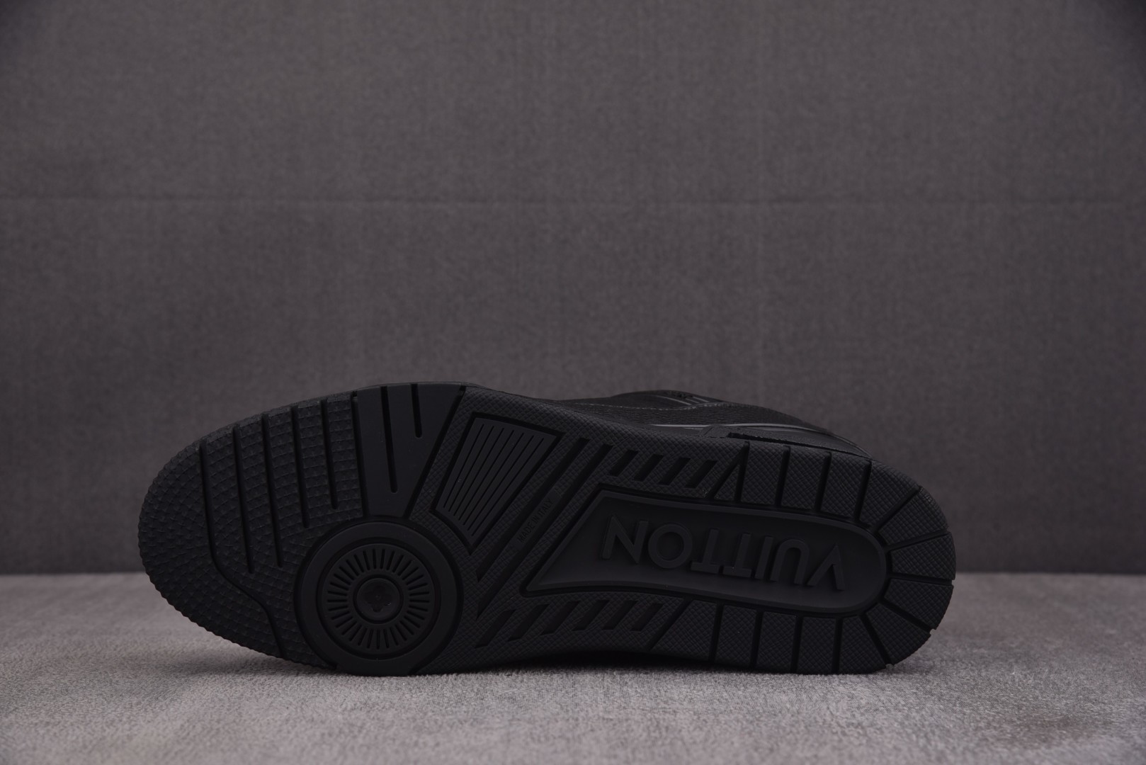LV驴牌 尺码39-45

纯原出品-LOUIS VUITTON Trainer Black 全黑皮 Y