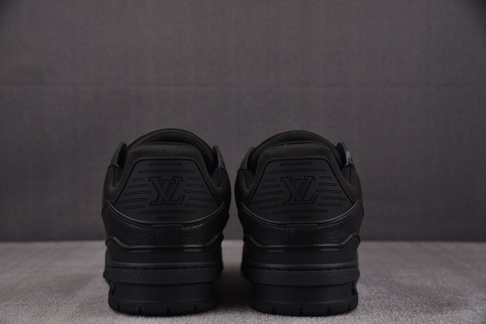 LV驴牌 尺码39-45

纯原出品-LOUIS VUITTON Trainer Black 全黑皮 Y