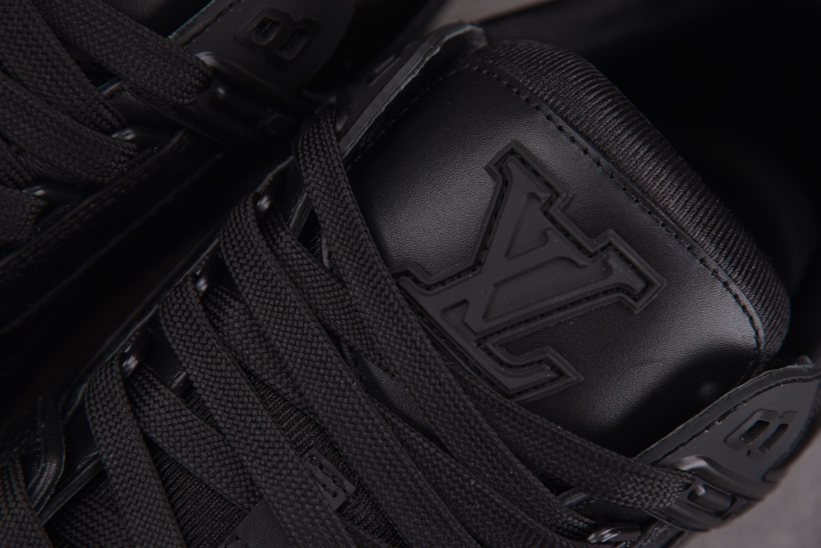 LV驴牌 尺码39-45

纯原出品-LOUIS VUITTON Trainer Black 全黑皮 Y