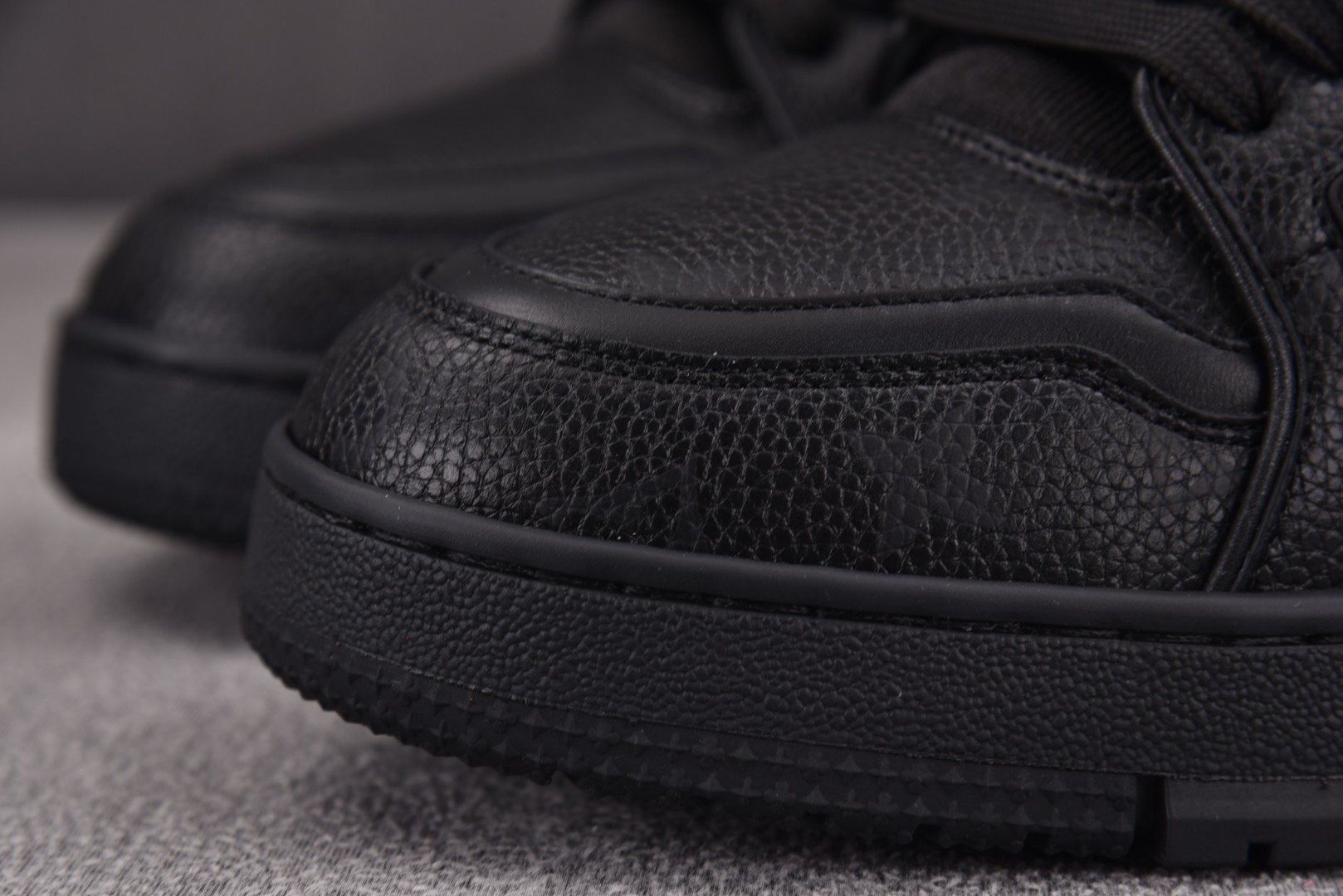 LV驴牌 尺码39-45

纯原出品-LOUIS VUITTON Trainer Black 全黑皮 Y