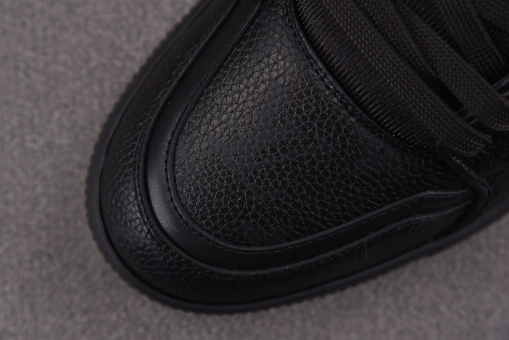LV驴牌 尺码39-45

纯原出品-LOUIS VUITTON Trainer Black 全黑皮 Y