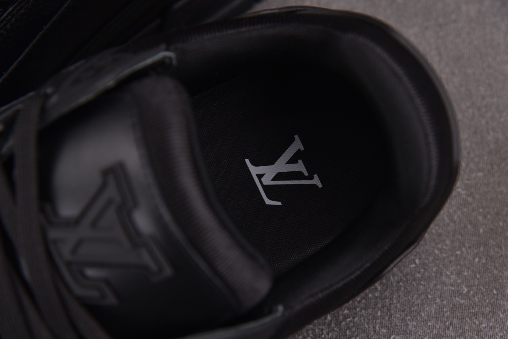LV驴牌 尺码39-45

纯原出品-LOUIS VUITTON Trainer Black 全黑皮 Y