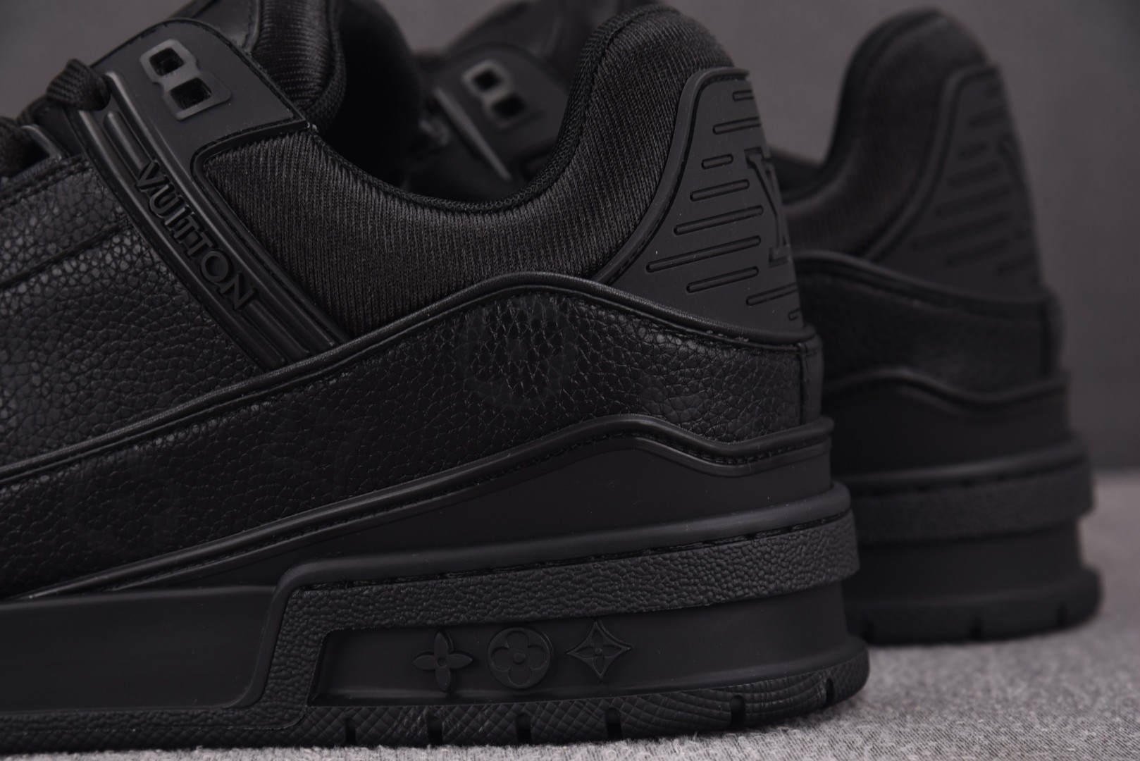 LV驴牌 尺码39-45

纯原出品-LOUIS VUITTON Trainer Black 全黑皮 Y